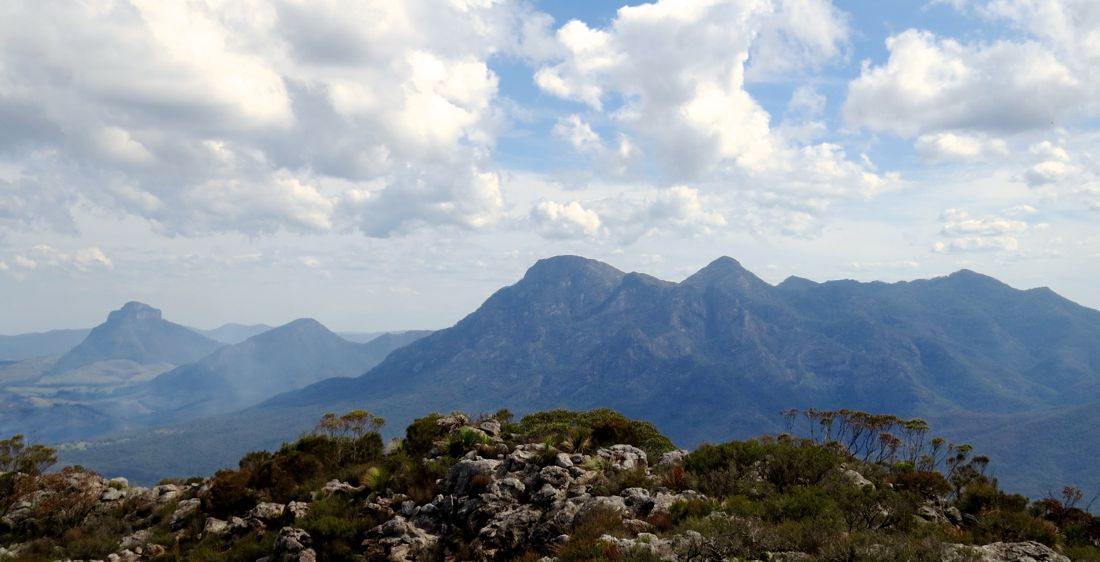 Mohutný soused, dvojvrcholový masiv Mount Barney!