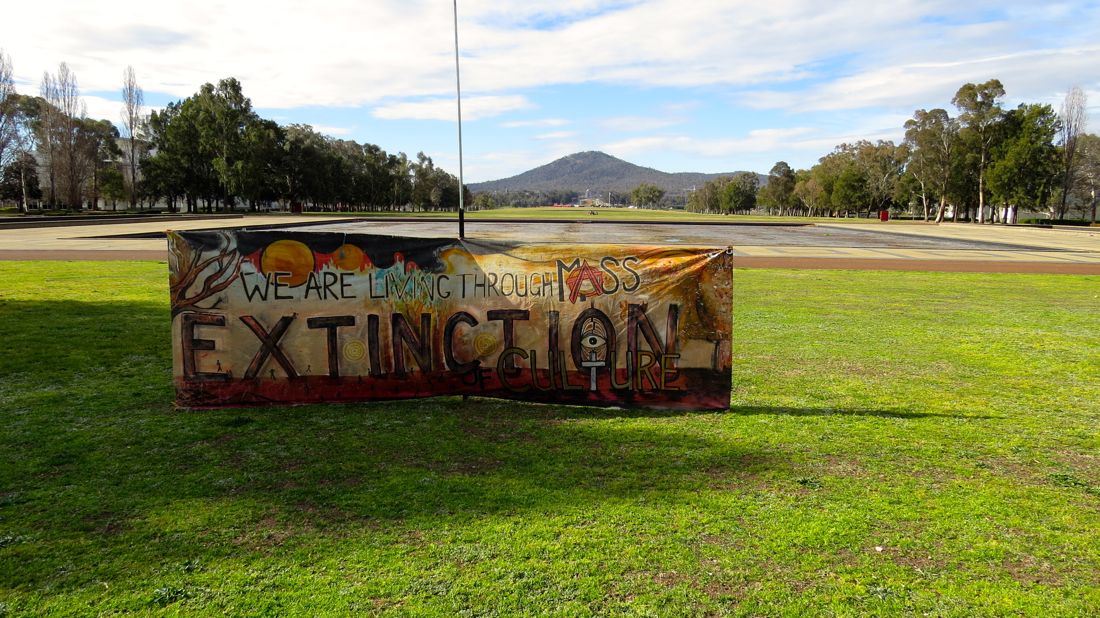 Pohled od Parlamentu k Anzac Parade a Mount Ainslie.