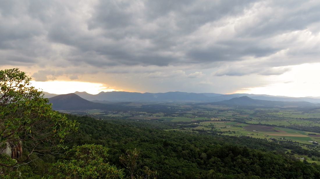 Pohled z Logan Lookout na Mt French směrem k Main Range.