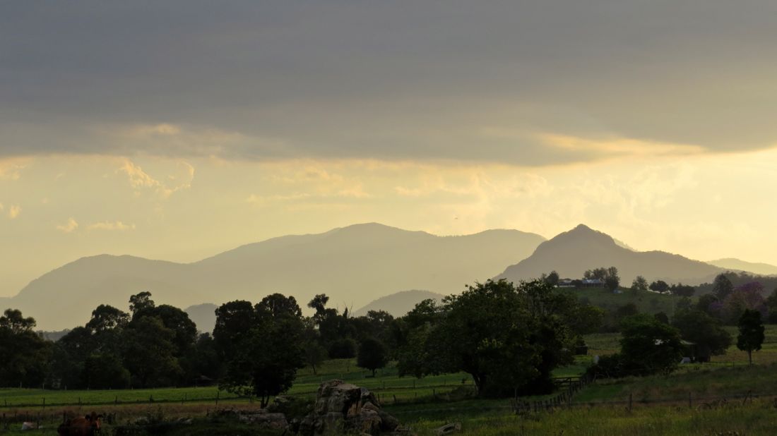 Pohled k jihu, silueta vpravo by mohla být Mount Alford...