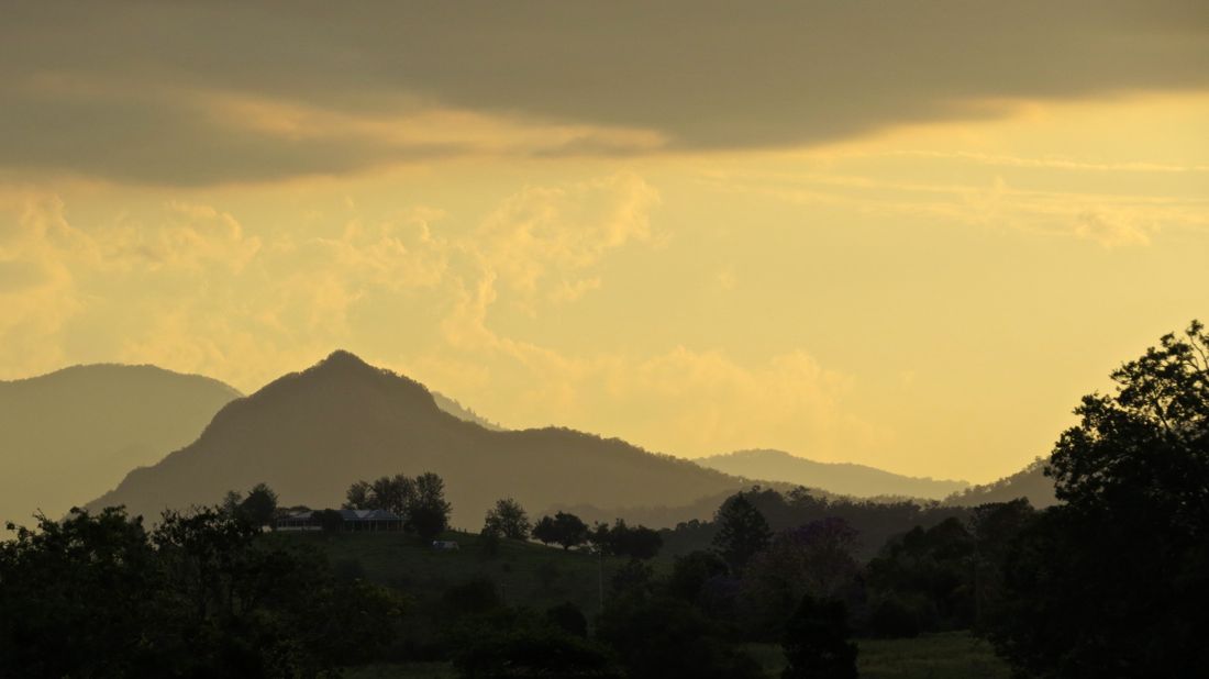 ... anebo Mt Moon. V pozadí jižní cíp Main Range.