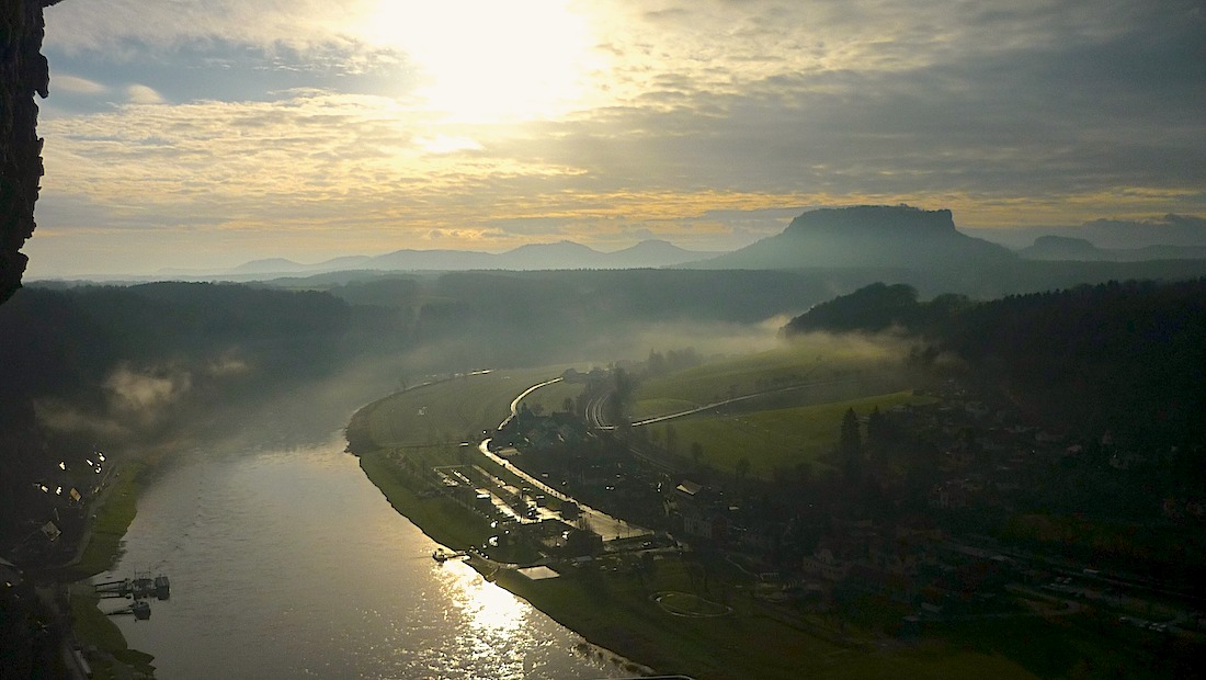 Labe, Lilienstein a stolové hory na levém břehu z vyhlídky pod Bastei.