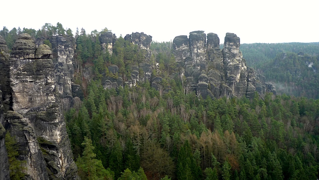 Výhled z Basteibrücke na protější skalní skupinu Kleine Gans.