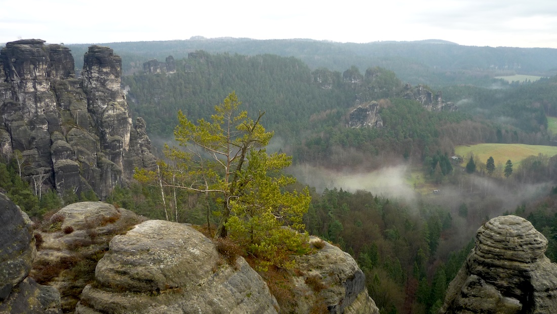 Vpředu vlevo nejspíš Grosse Wehlturm, vpravo Kleine Wehlturm.