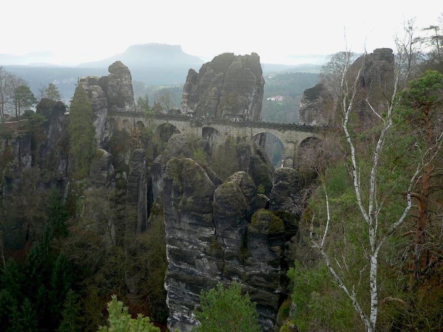 Skalní útvar Bastei (305 m) a Basteibrücke.