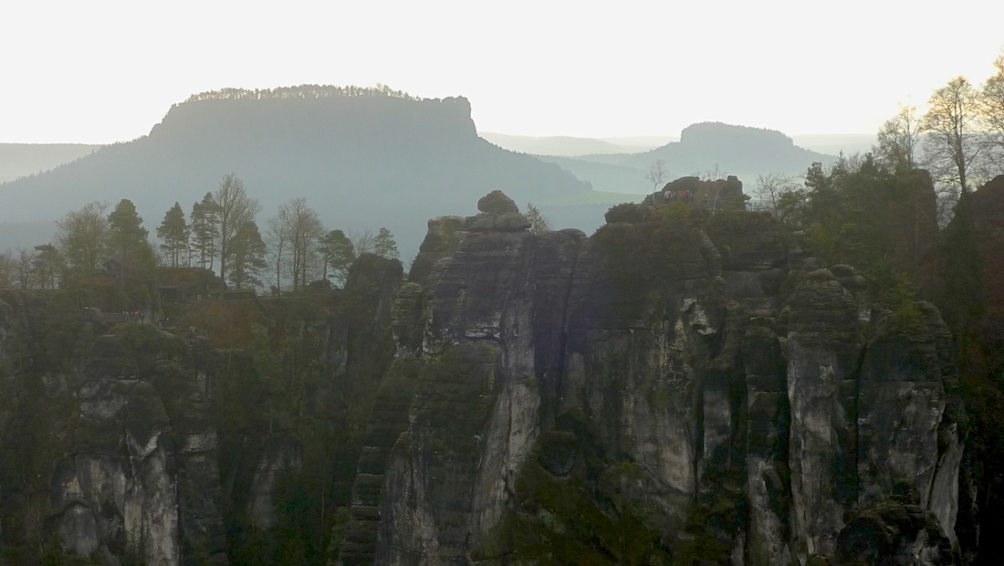 Vlevo skalní hrádek Neurathen, na obzoru Lilienstein.