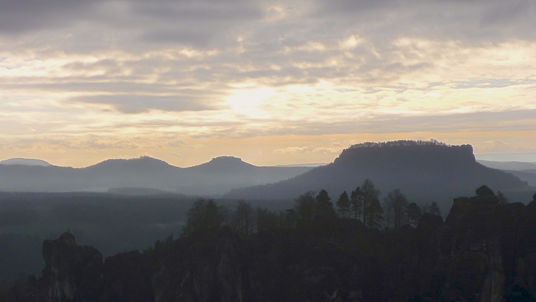 Papststein, Gohrisch a Lilienstein, v popředí hrádek Neurathen.
