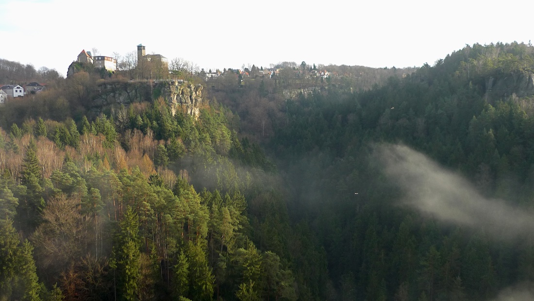 Za údolím říčky Polenz se tyčí Hohnstein.