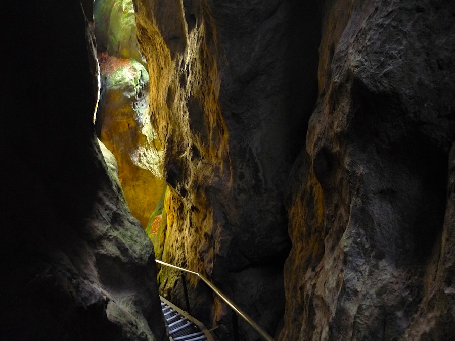Wolfsschlucht čili Vlčí soutěska, dolů k řece Polenz.