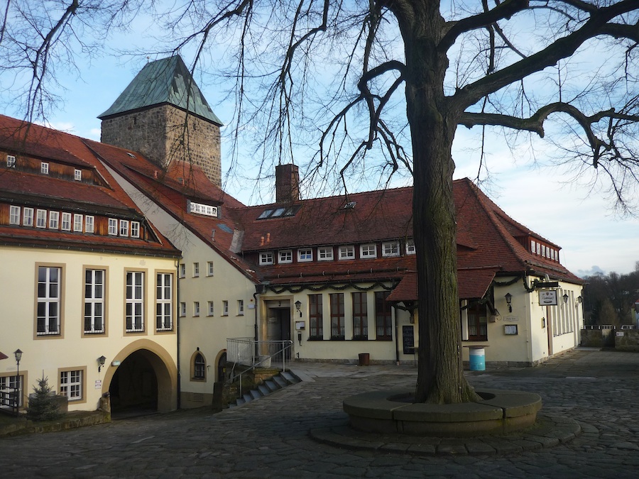 Úpravné saské nádvoří. Aber gasthaus geschlossen.
