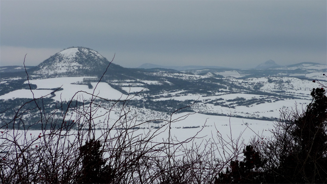 Milá v lednu, vpravo Bořeň (539 m)