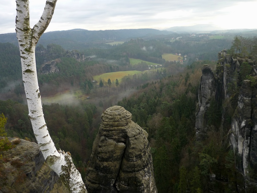 Pohled z Bastei směrem k východu. V popředí Kleine Wehlturm.