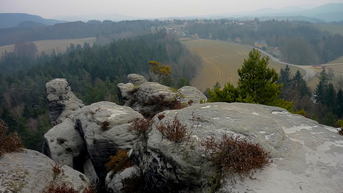 Skalní skupina Gamrig (253 m) východně od Kurort Rathen.