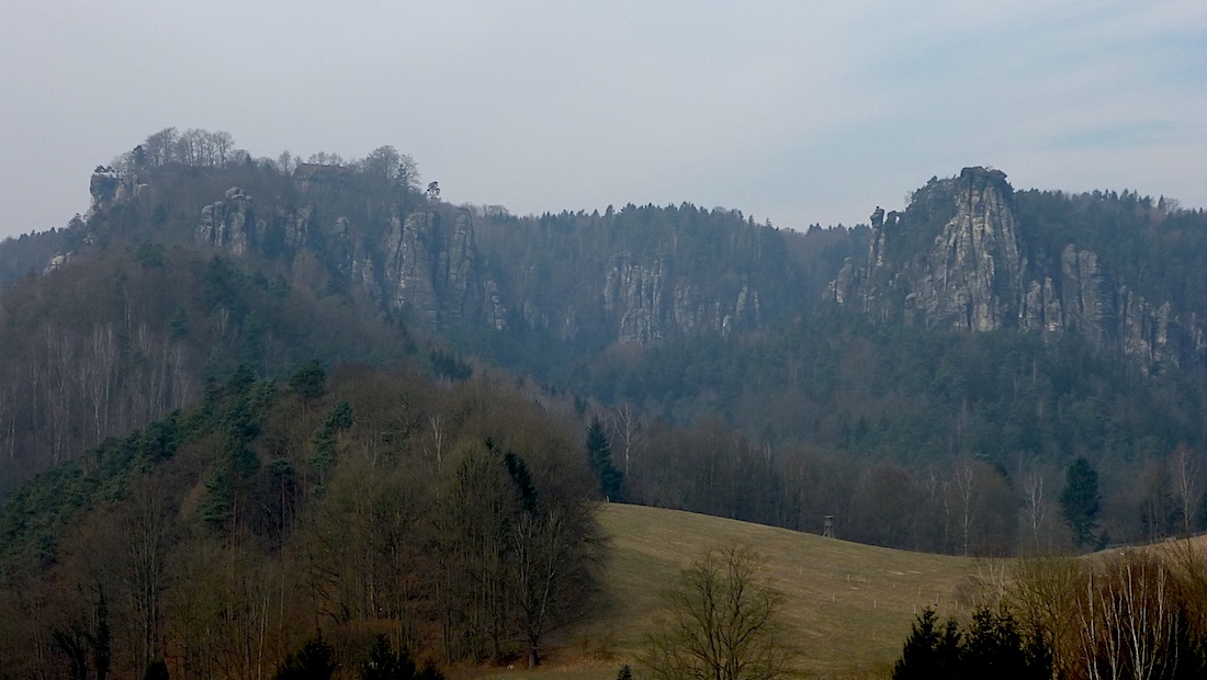 Bastei a rokle Wehlgrund, vpravo je vidět skalní sloup Wehlnadel. 