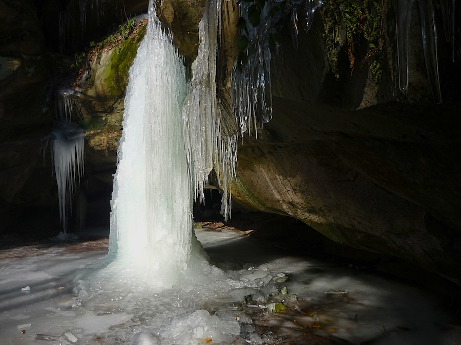 Bezejmenný vodopád na cestě z údolí vzhůru ke Gautschgrotte.