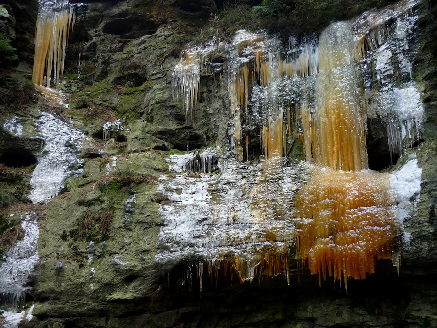 Barevný vodopád ve skryté skalní kotlince za Gautschgrotte.
