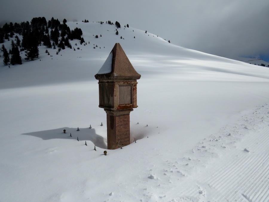Pomníček v Passo Pampeago, cca 2000 m nad mořem.