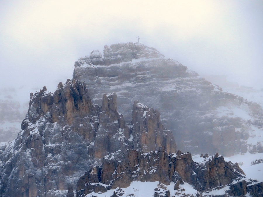 Vzadu s křížem se tyčí Cima Valbona (2691 m).