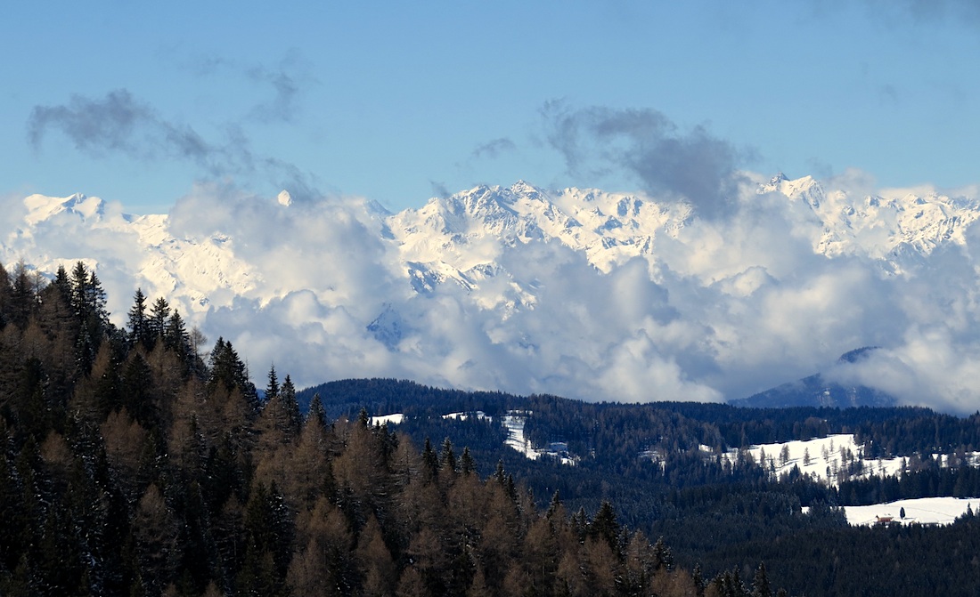 Panorama Alp od Latemaru směrem k jihozápadu.