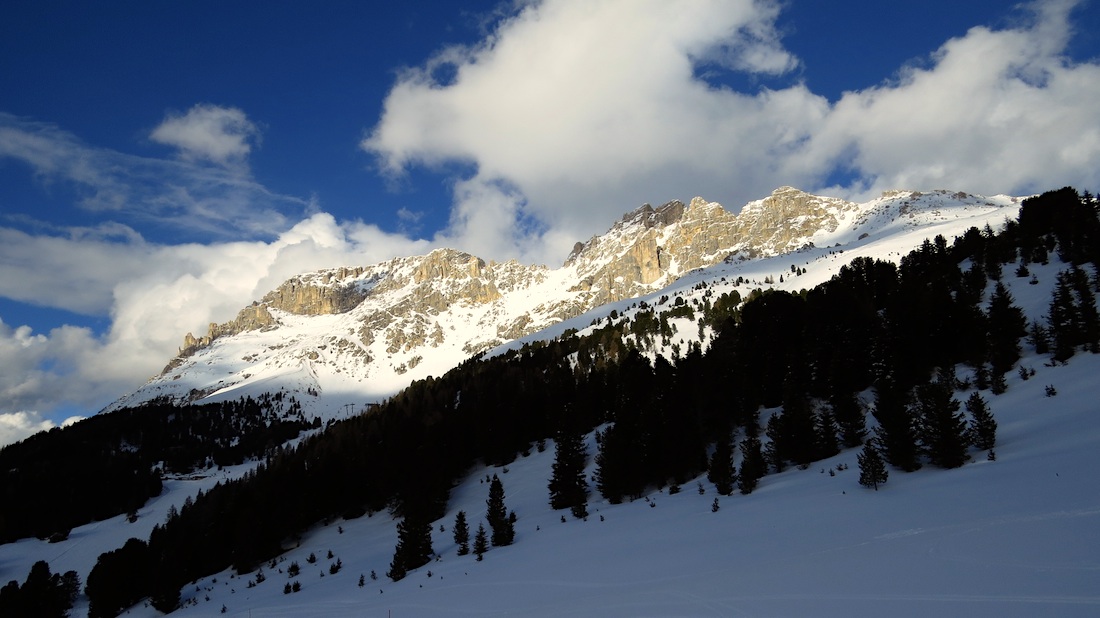 Zleva zhruba: Corno Val d'Ega, Cima Valsorda, Cima Valbona, Torre di Pisa...