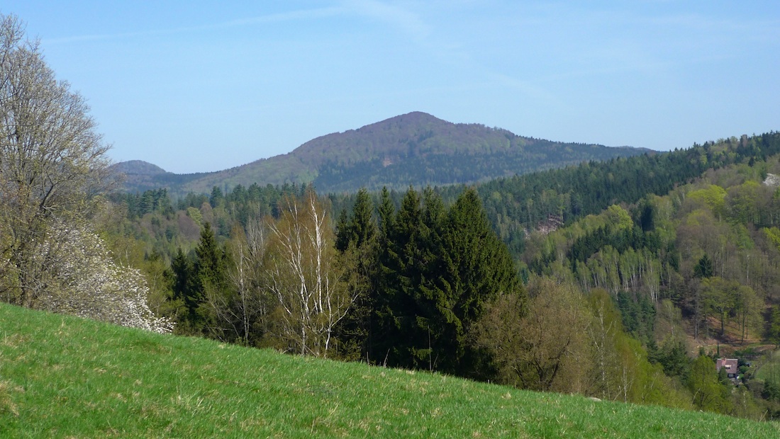 Ovčácký vrch (623 m) nad vsí Prysk.