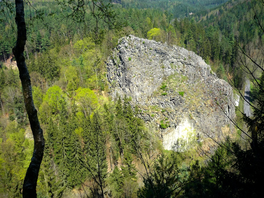 Nedaleké skalisko Pustý zámek (405 m).