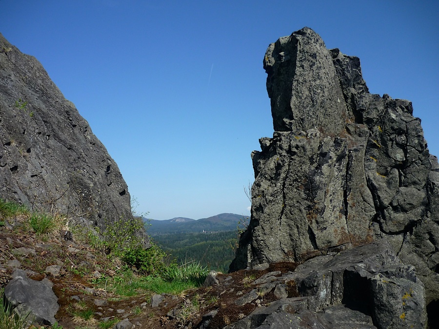 Kousek pod vrcholem Středního vrchu (593 m).