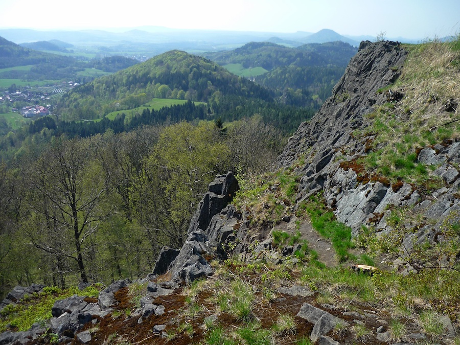 V popředí Břidličný vrch (499 m) a na obzoru Růžák. 