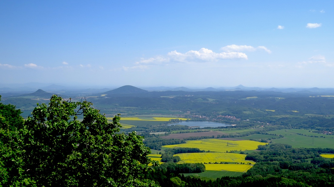 Ronov a Vlhošť, vpravo na obzoru Bezděz.