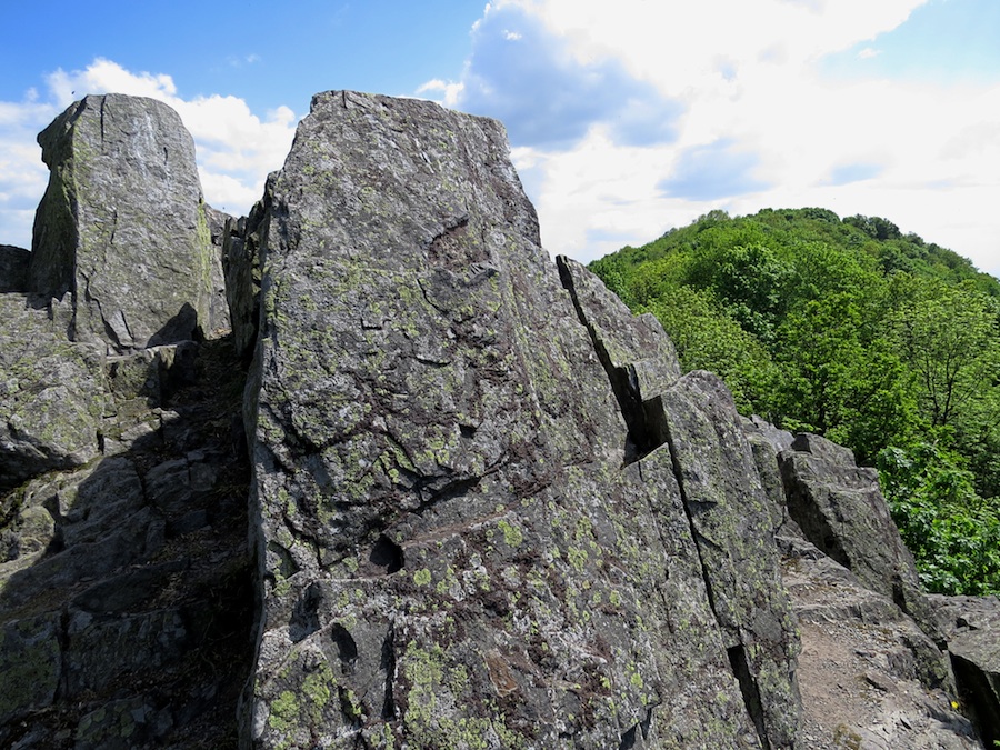 Na téhle skalce uprostřed hřebene se tyčil dřevěný kříž. 