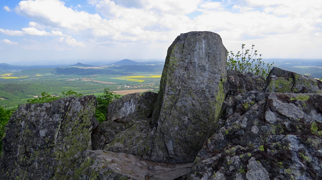 Pohled z prostřední skalky na Ronov a Vlhošť.