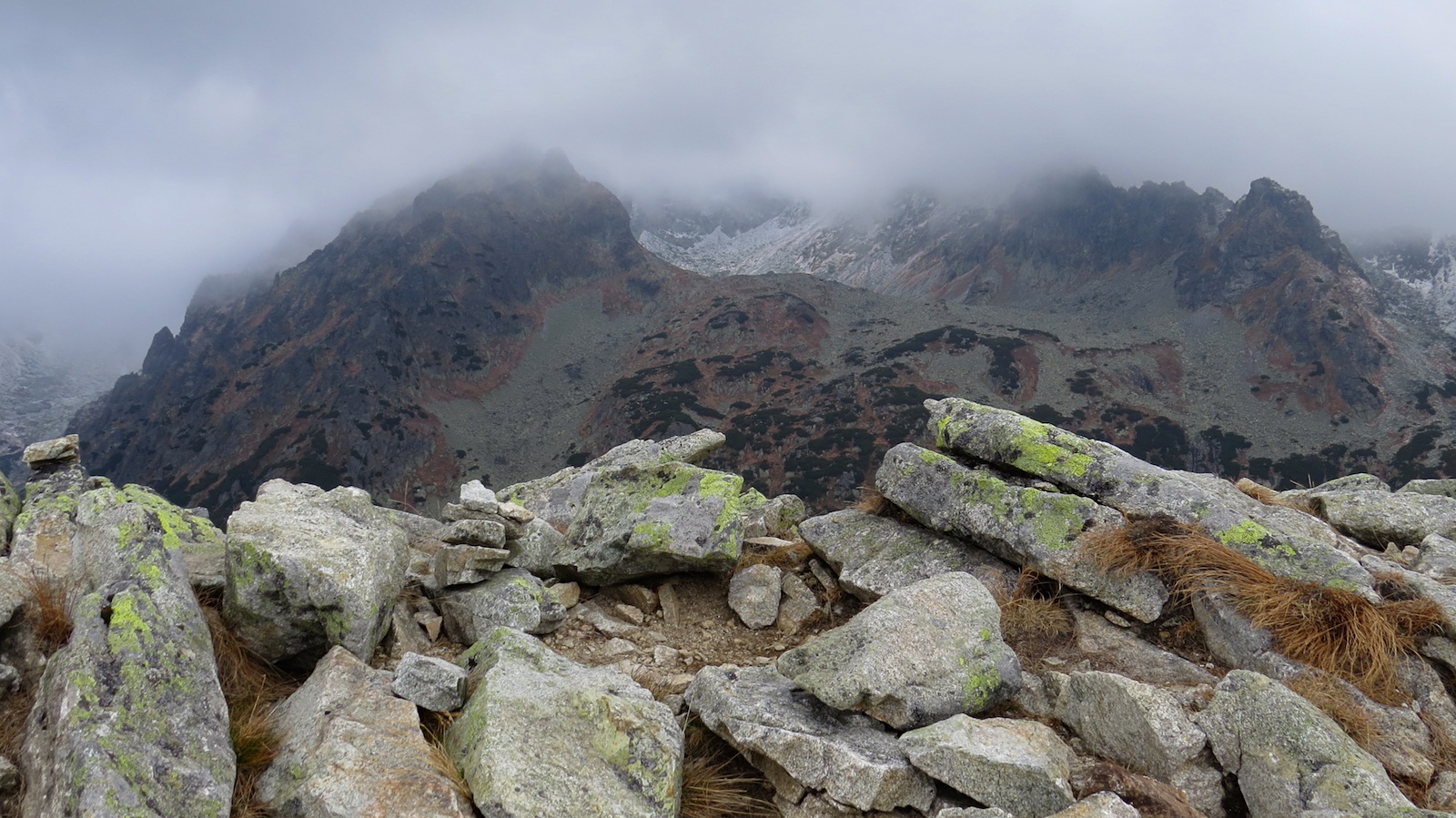 Z Ostrvy: Popradský hrebeň a Zlomisková veža (2131 m).