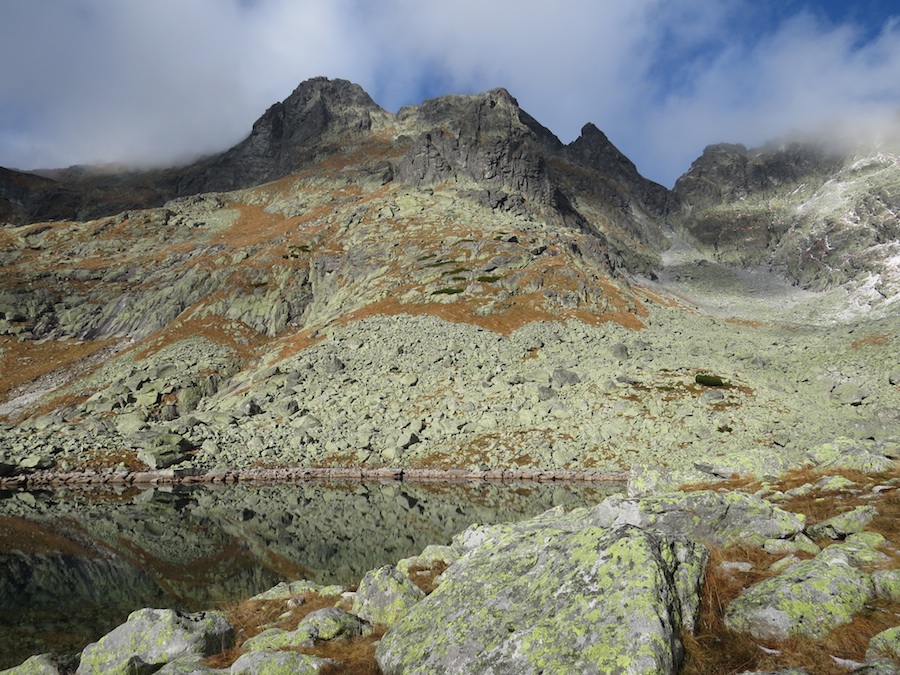 Volia veža (2370 m), Žabia veža (2336 m) a Žabí Kôň (2291 m).
