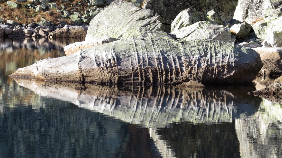 Podivné kamenné vřeteno, nebo snad mumie...