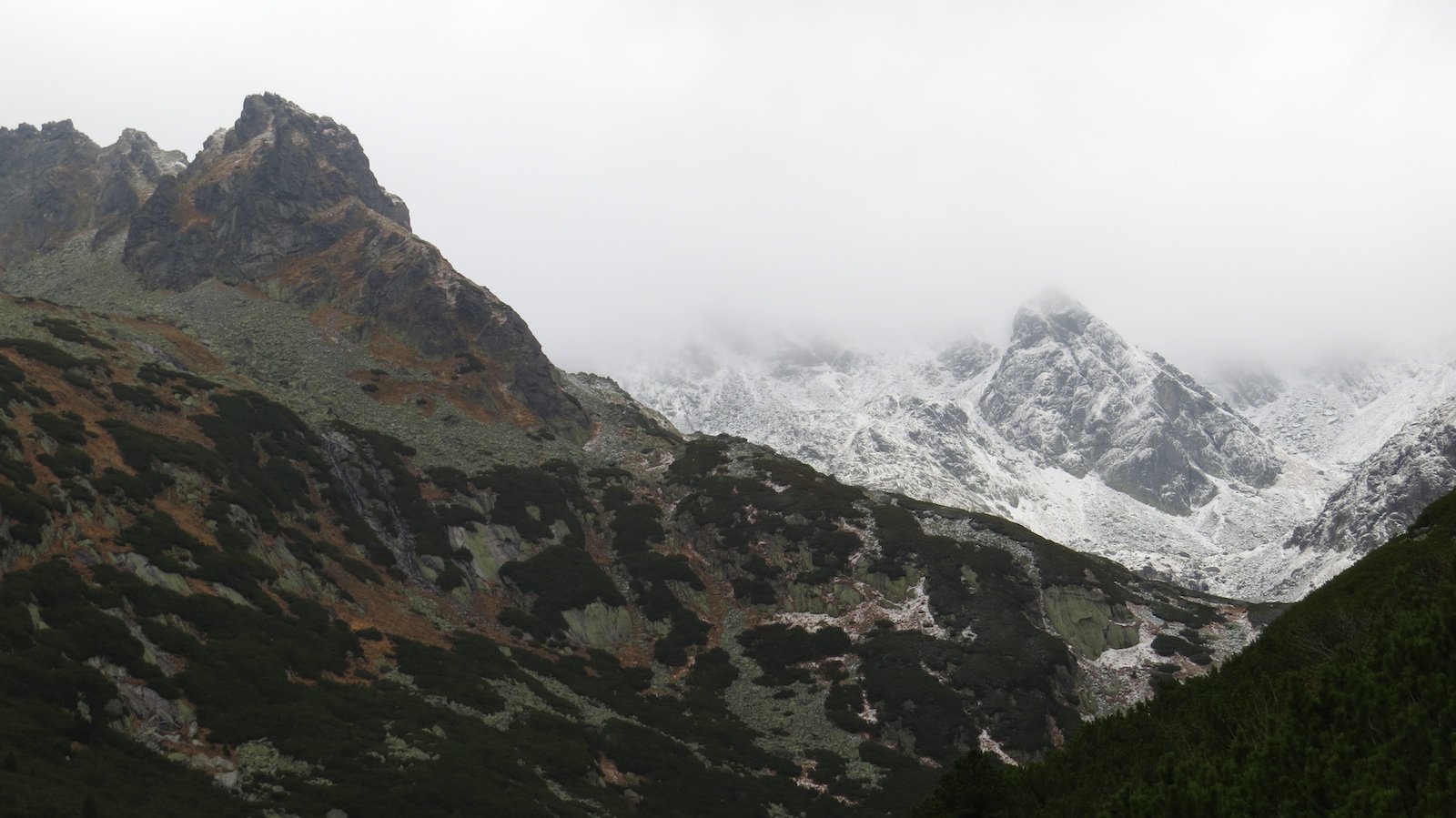 Vpravo Zlomisková veža (2131 m).