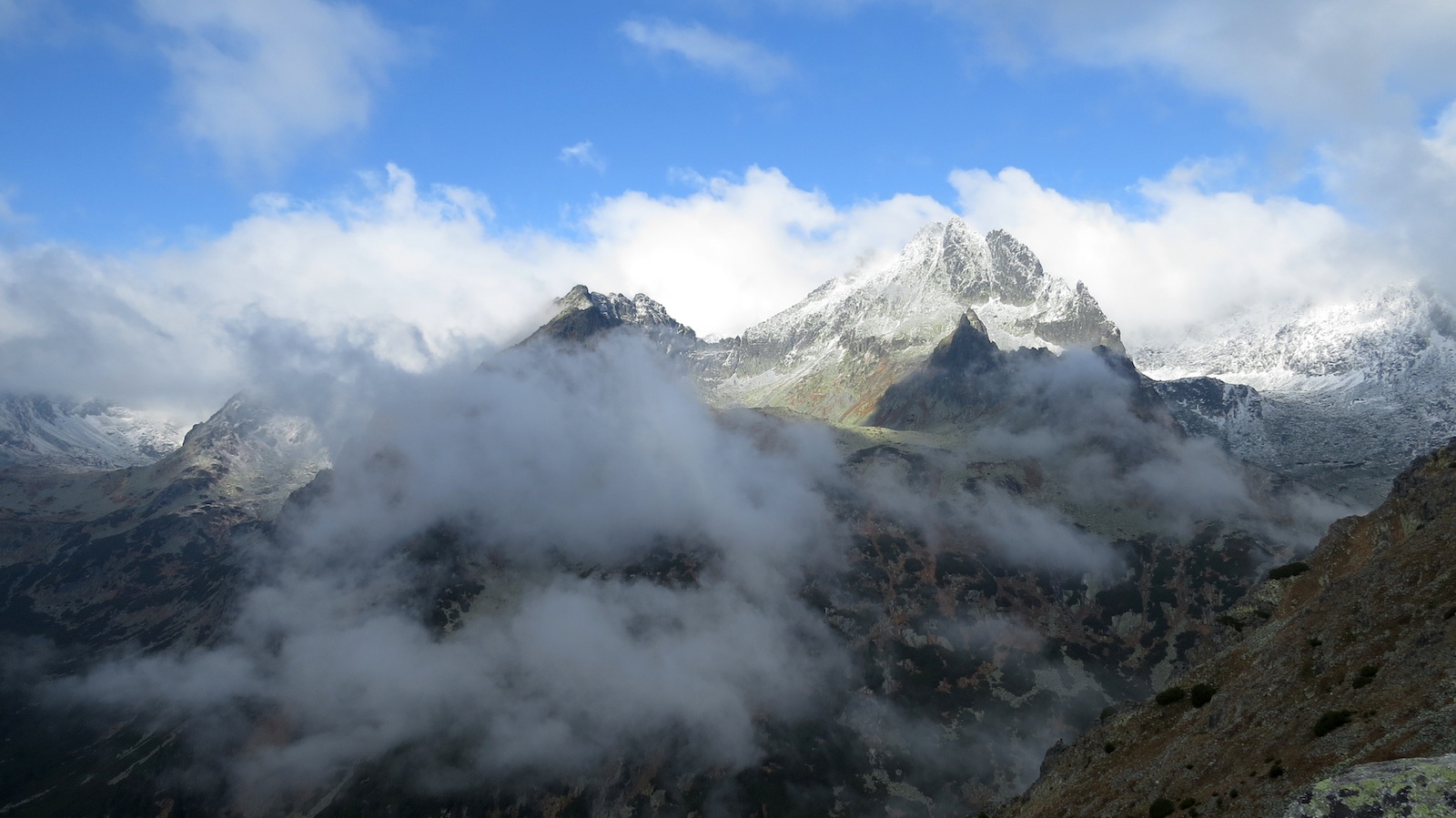 Panorama od Mengusovské doliny až po zasněženou Rumanovu dolinku.