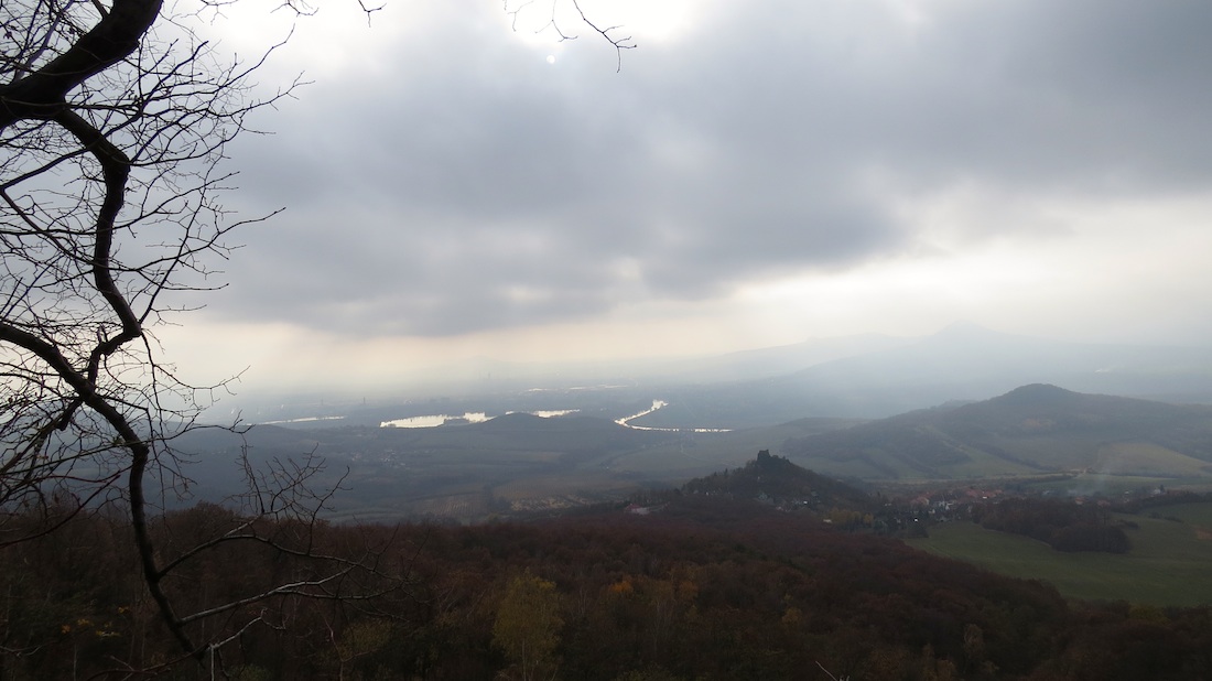 Kamýk, vpravo Strážiště, vzadu silueta Lovoše. Z Plešivce.