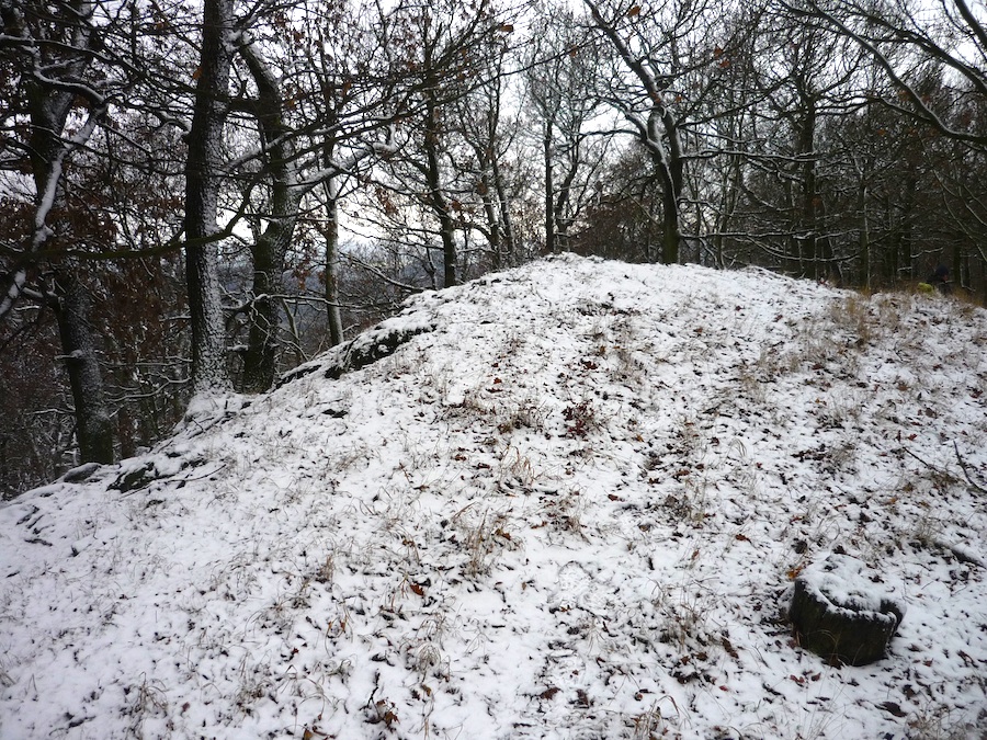 Málo navštěvovaný Malý Ostrý (571 m).
