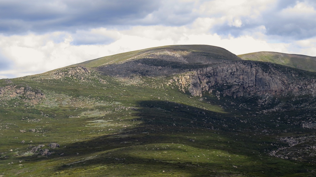 Carruthers Peak a v pozadí Mount Sentinel.