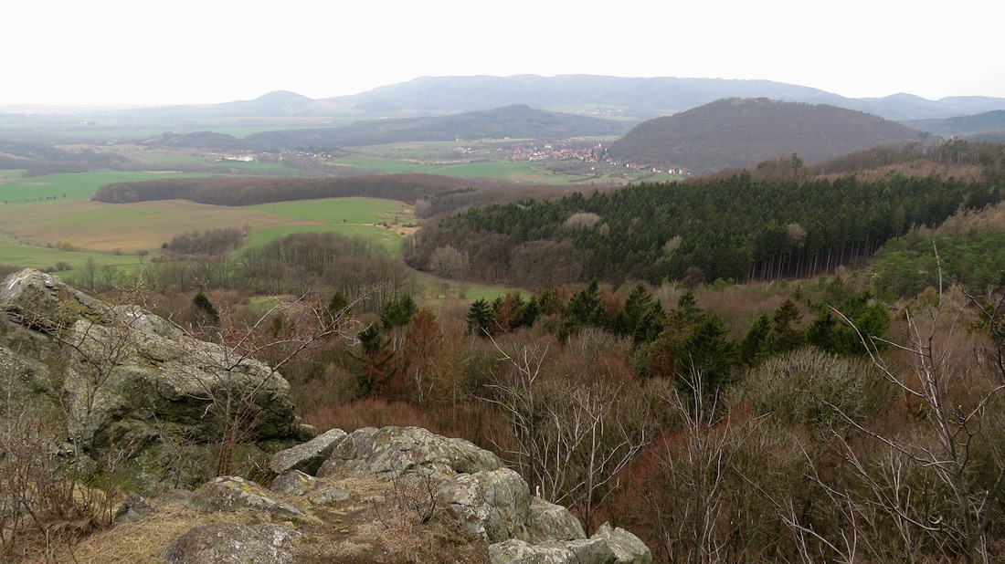 Liščín a Dlouhý vrch, v popředí Trojhora a nakonec Kalich.