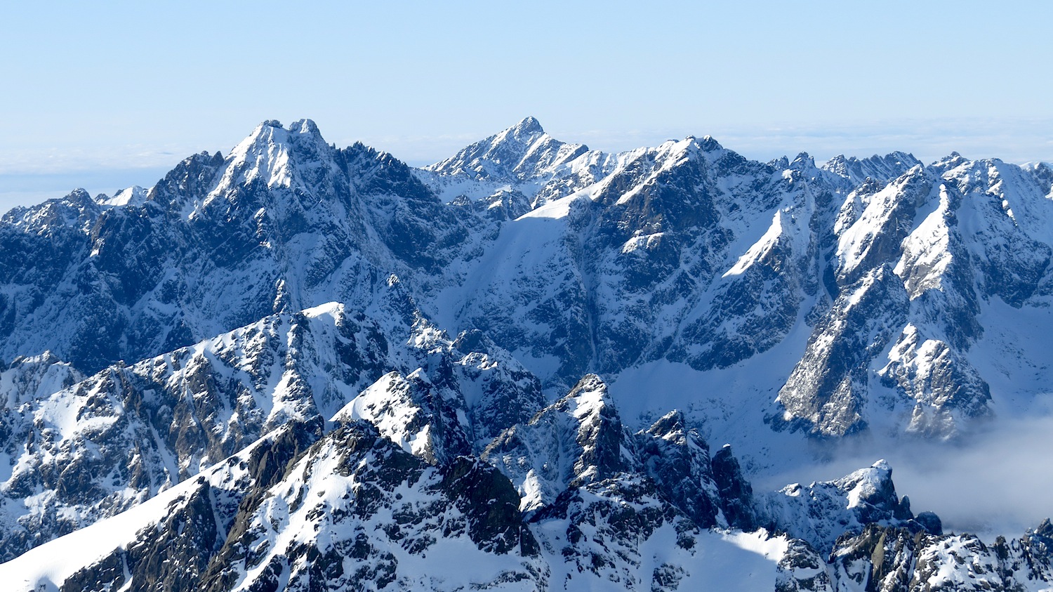 Západní panorama uprsostřed s Kriváněm z Lomnického štítu.