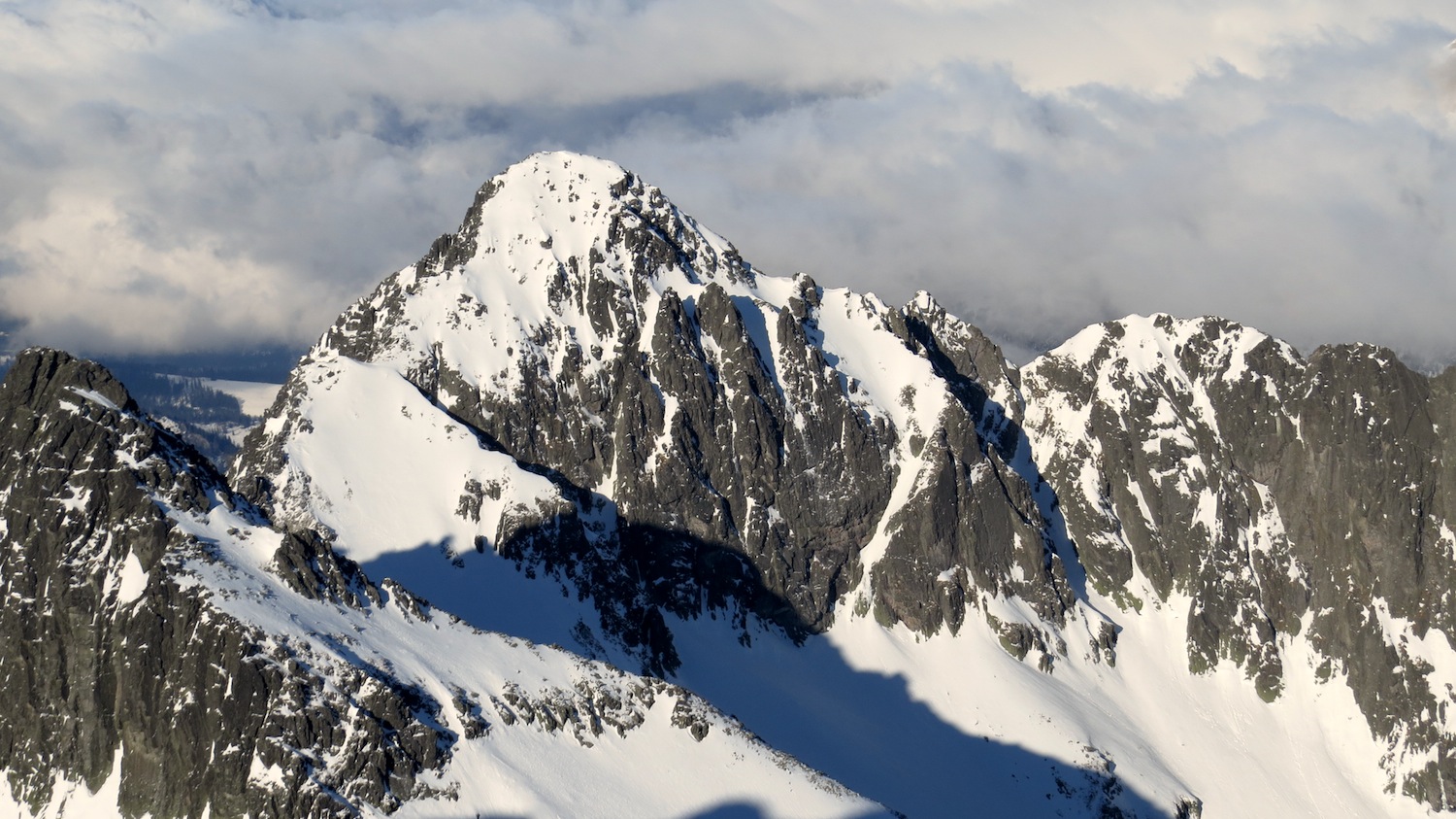 Kolový štít a veže Zmrzlá (2372 m) a Belasá (2284 m) z Lomnického štítu.