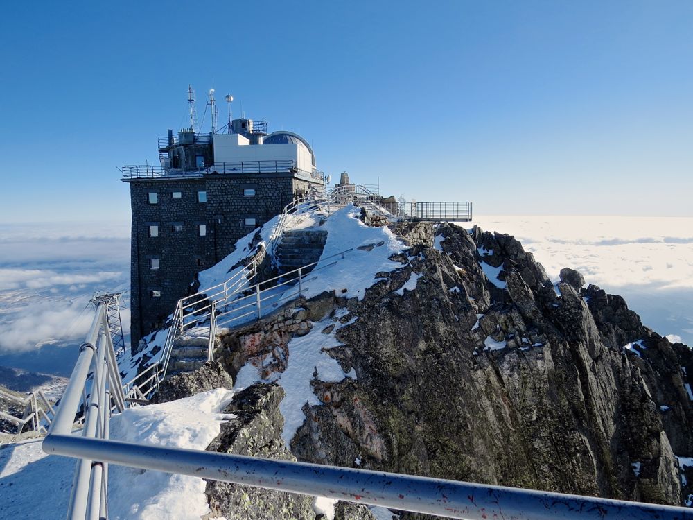 Vrchol Lomnického štítu s observatoří.