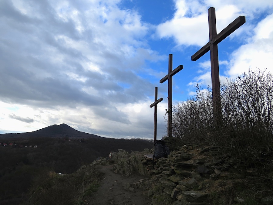 Ostroh Kalvárie (239 m) nad labskou Portou Bohemicou. Vlevo Lovoš.