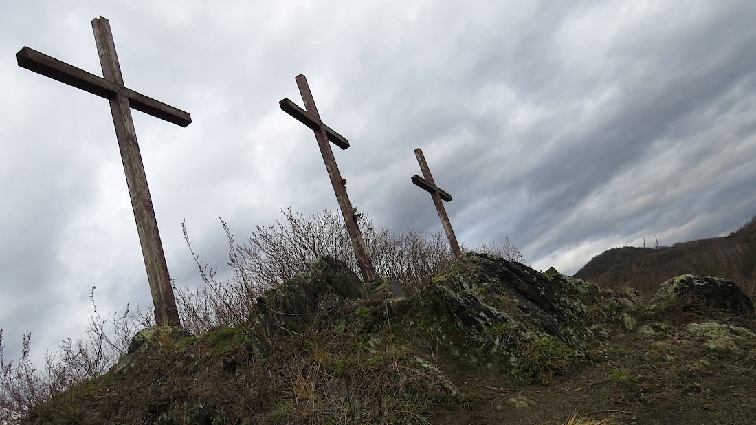 Jinak Tříkřížový vrch. Kdysi tu bylo hradiště bájných Lučanů. Strážiště v pozadí.