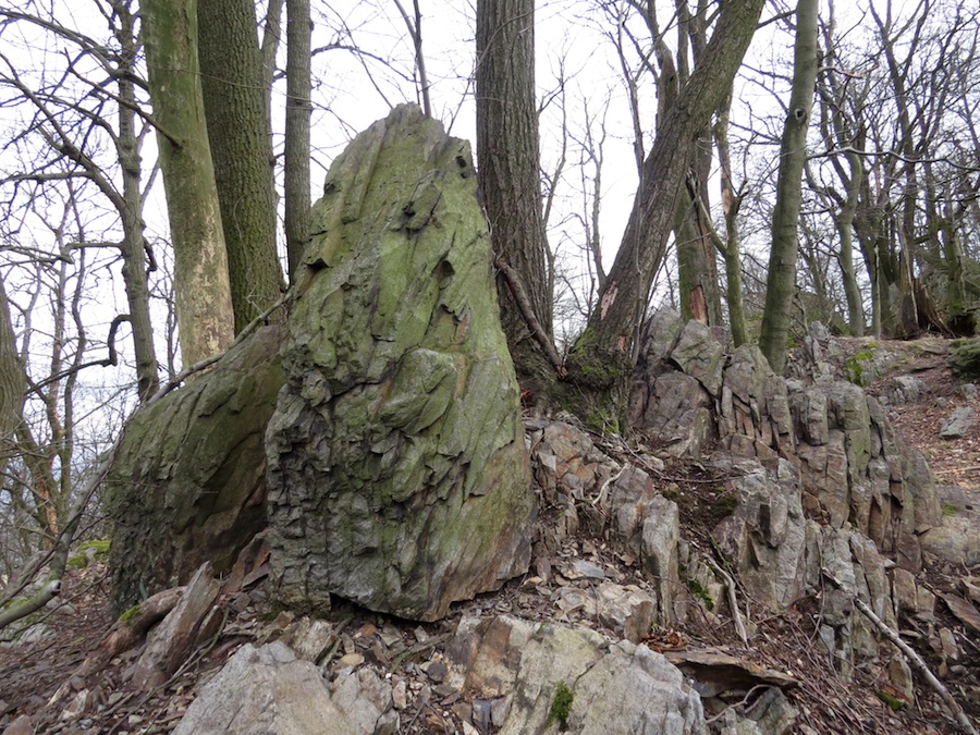 Tomuhle kameni na hřebeni říkám Dolmen.