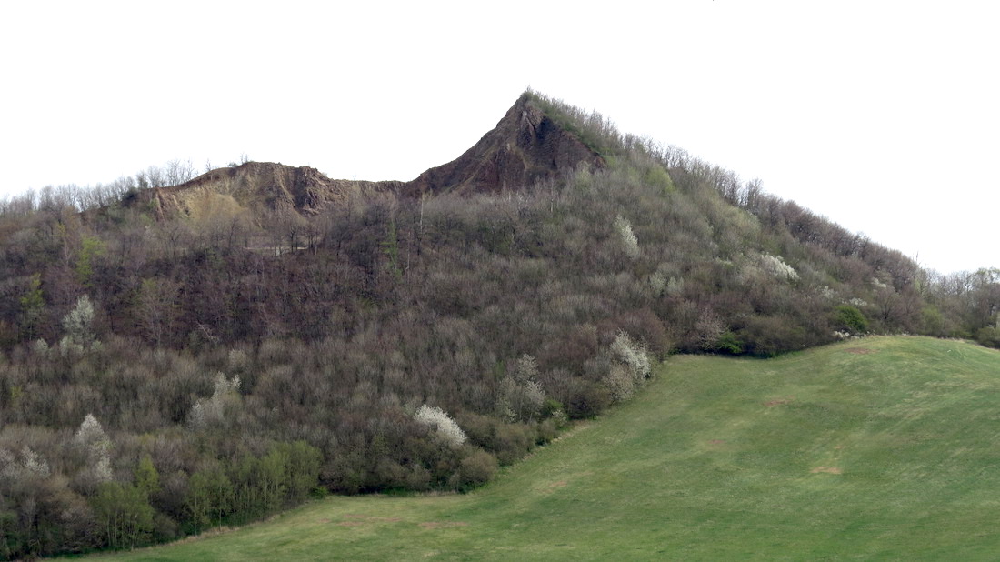 Těžba čediče tu byla ukončena roku 2008.