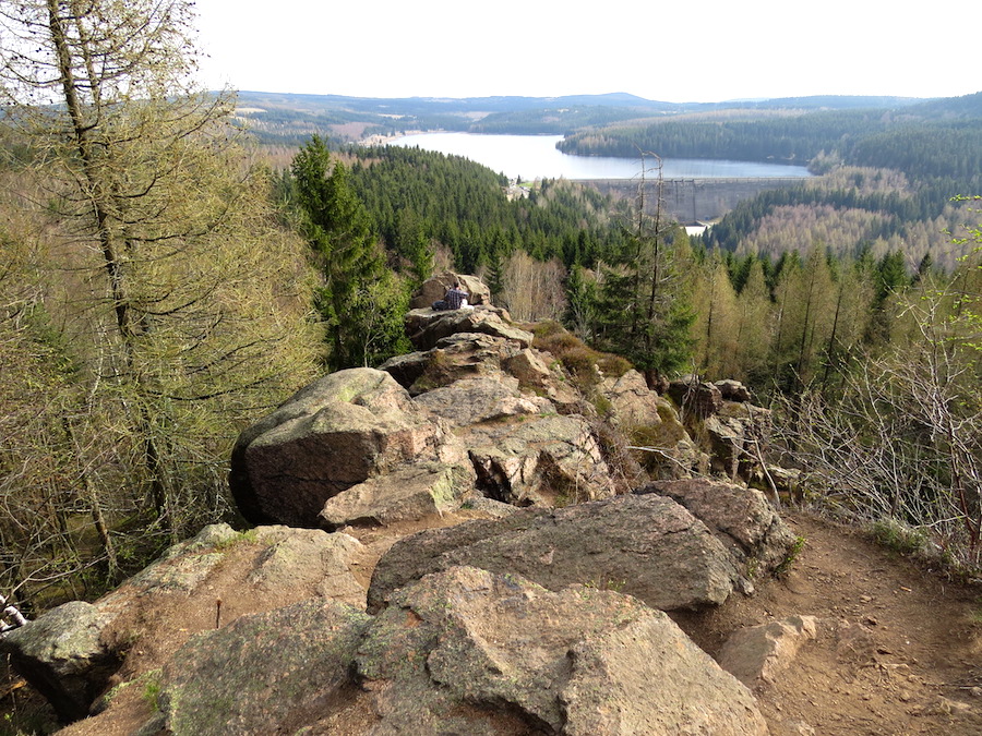 Puklá skála (840 m), pohled z vrcholu k přeradě.
