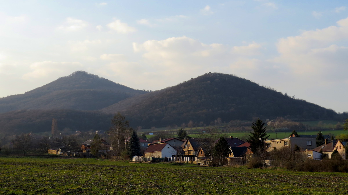 Pohled od Hrušovic: Kletečná a Hrušovský vrch.