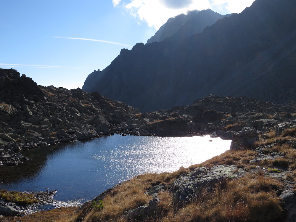 Pohled přes Sesterské pleso ke Slavkovskému štítu.